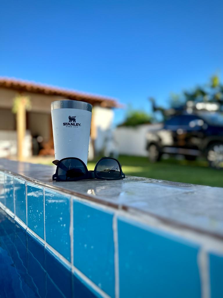 Detalhe da piscina azul ao sol